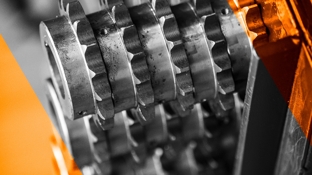 Tratamento de superfície metal industrial através de jateamento abrasivo contra corrosão.